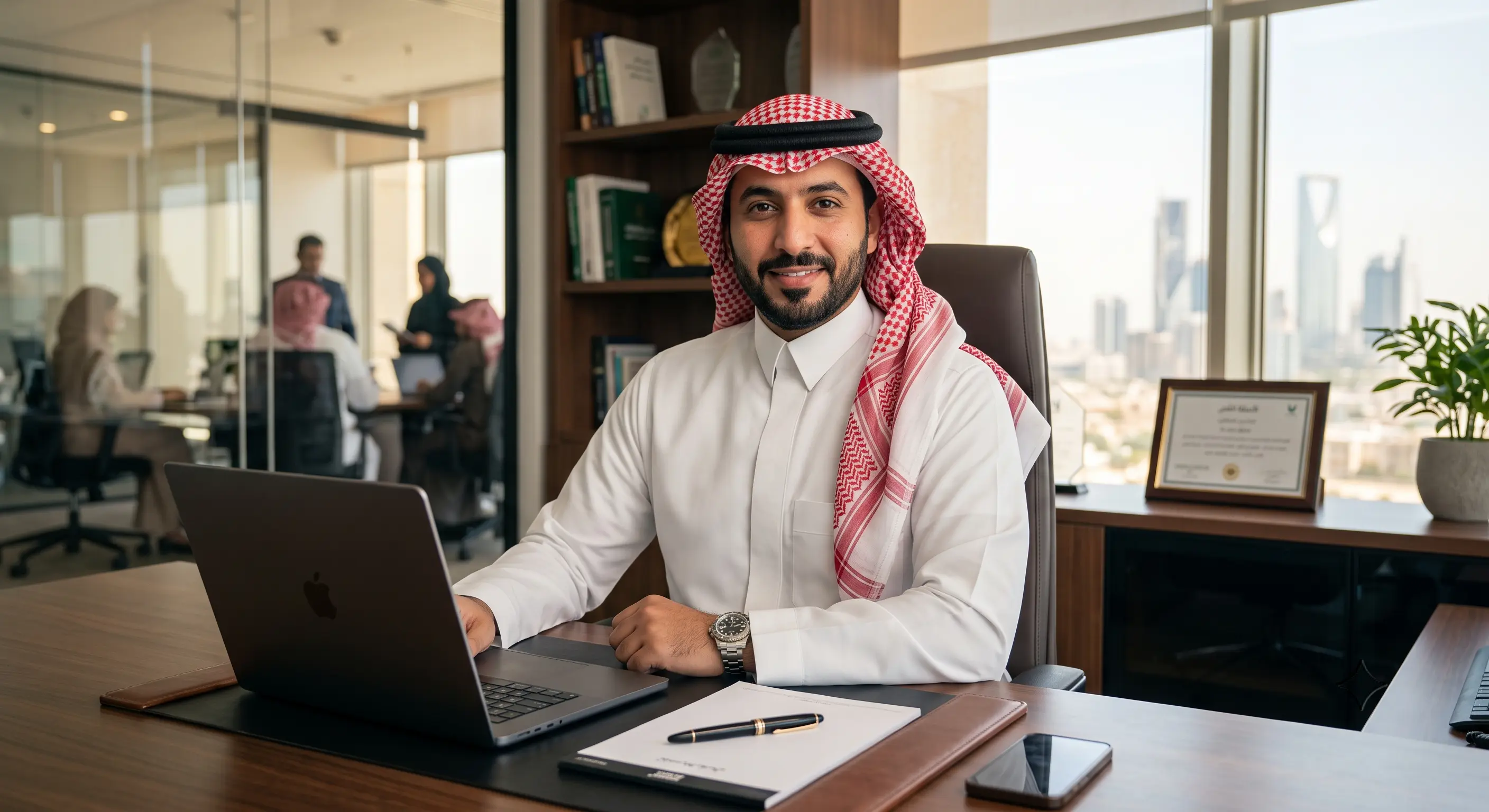 ريادي أعمال سعودي يقود منشأته بثقة